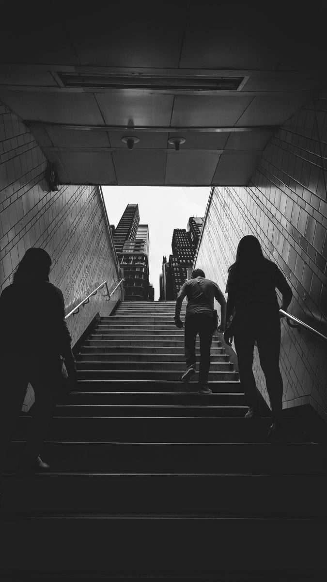 O Efeito Degrau: As Transições Invisíveis que Salvam (ou Destroem) Grandes Líderes.