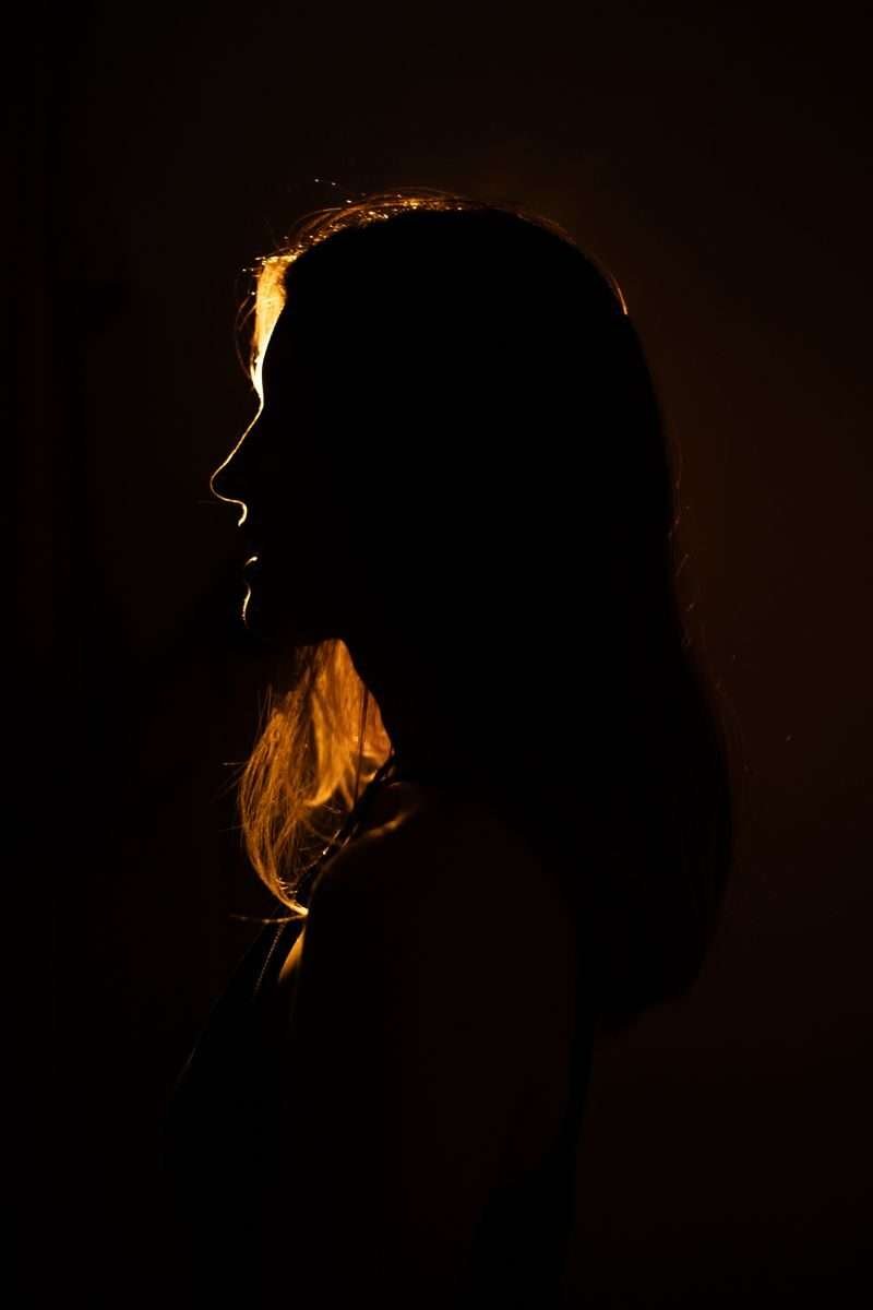 A Mulher que Conversava com Sombras.
