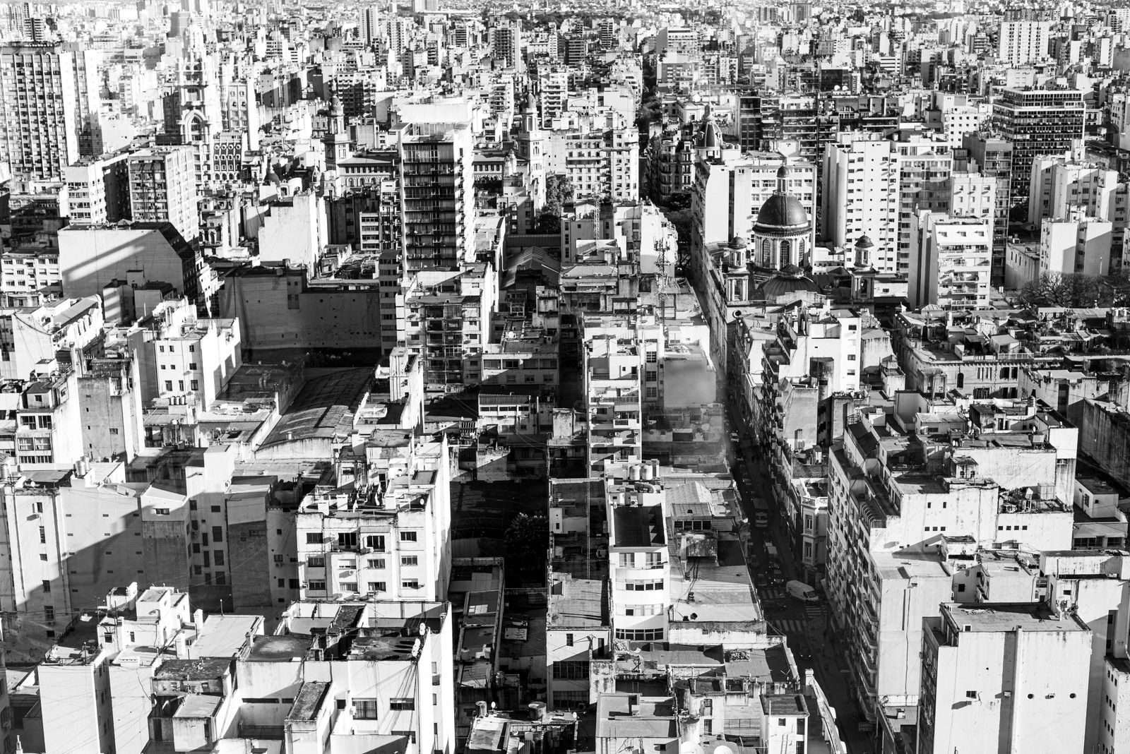O Brilho dos Neons sobre o Asfalto Rachado: O Paradoxo da Distopia Urbana.