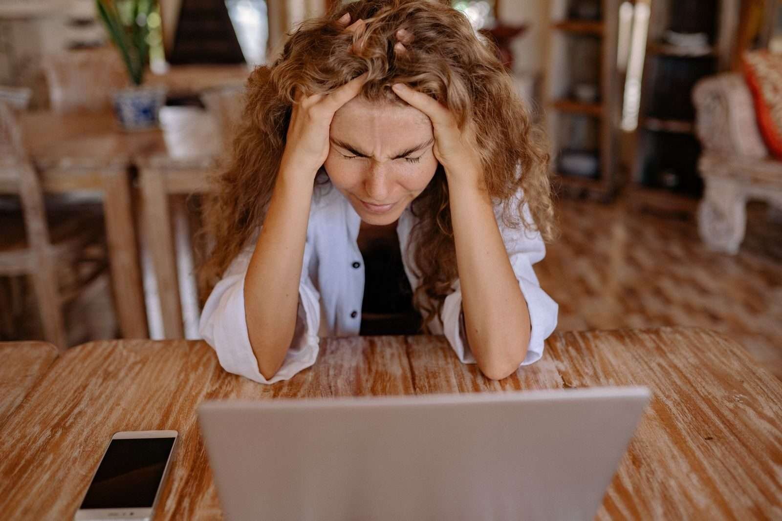 O Preço da Conexão Constante: Como Dominar o Tecnoestresse antes que Ele Domine Você