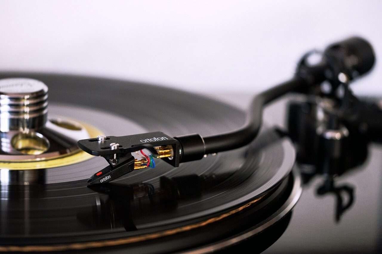 O Renascimento Analógico na Era Digital: Vinil e Sintetizadores Vintage