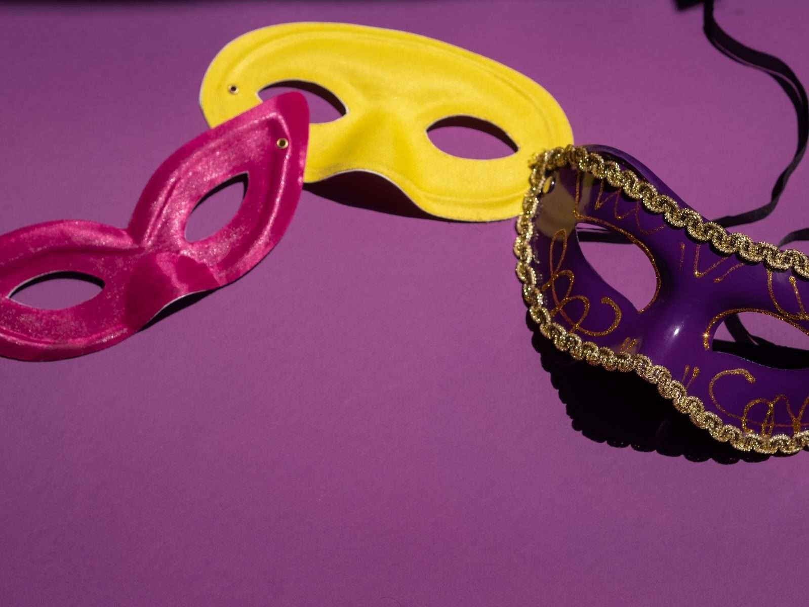 O Baile de Máscaras do Tempo: Como a Segunda Metade da Vida Traduz Nossa Própria História